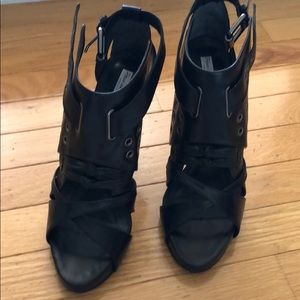 Pour la Victoire heels